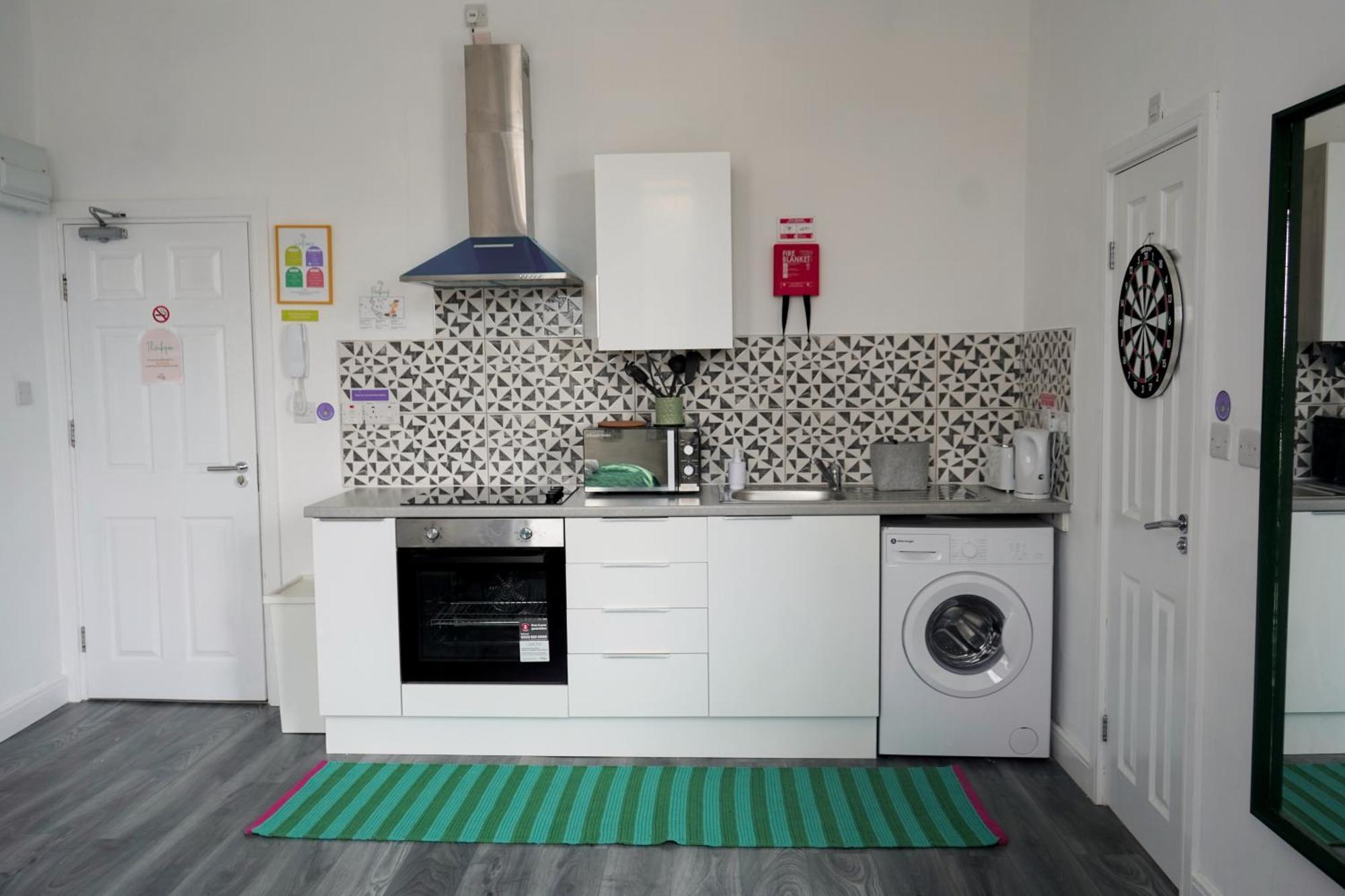 Bright And Spacious In Apartment *