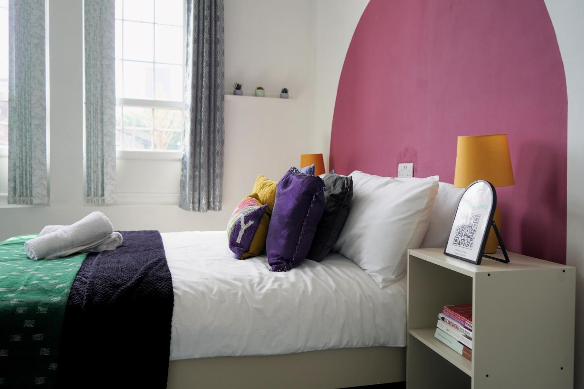 Bright And Spacious In Apartment *
